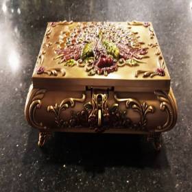 علبة مجوهرات معدن