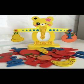 ميزان خشب على شكل دبدوب