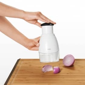 كبة البصل والخضروات من اوكسو قطاعة خضروات ، مفرمة طعام